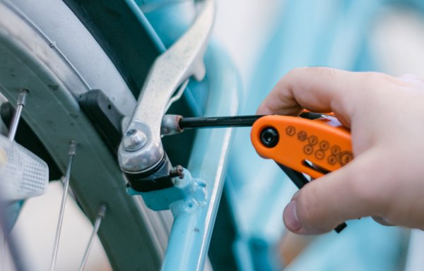 Een fietsrem wordt met de hand afgesteld